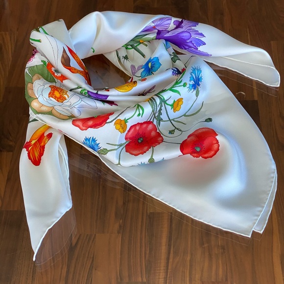 Gucci Flora Silk Scarf w/ tags - Picture 2 of 8